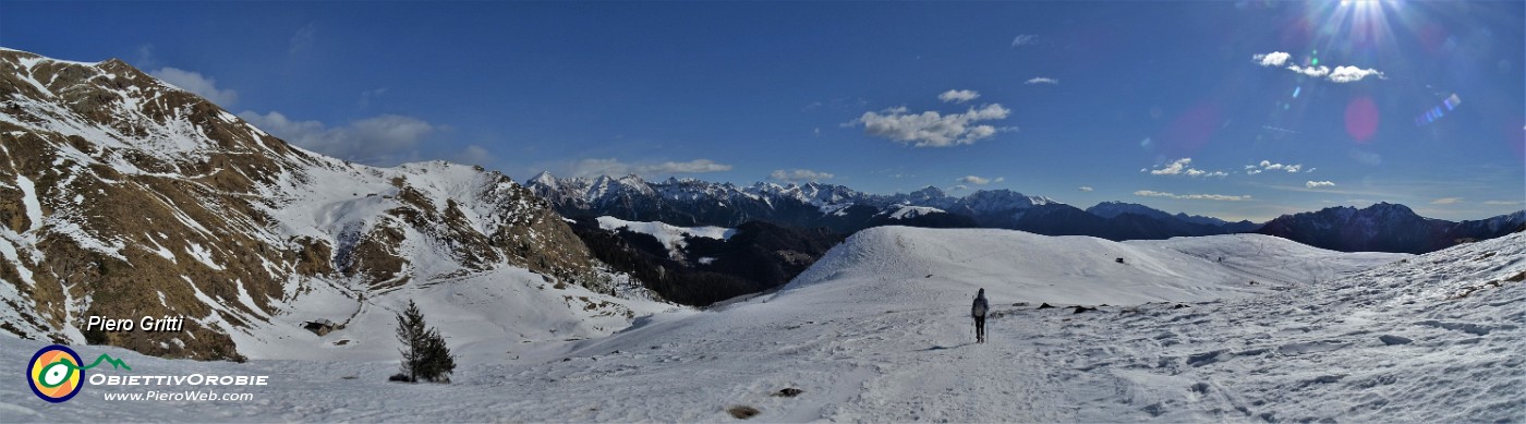 57 Ci abbassiamo per avvicinarci al percorso dei dossi dei Piani d'Avaro.jpg